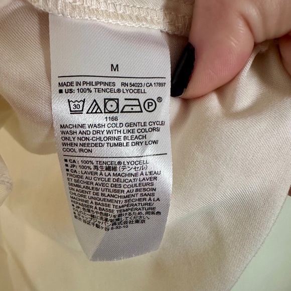 Banana Republic Women’s Cream Cropped Button Down Shirt Medium - Picture 3 of 6